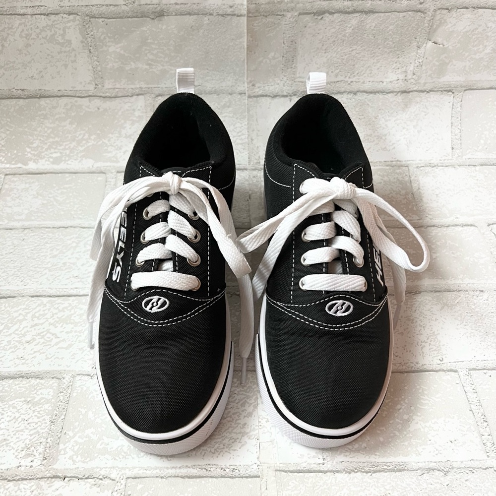 Heelys Pro 20 Kids Skate Shoes Size 4 Youth Wheeled Sneakers Black White